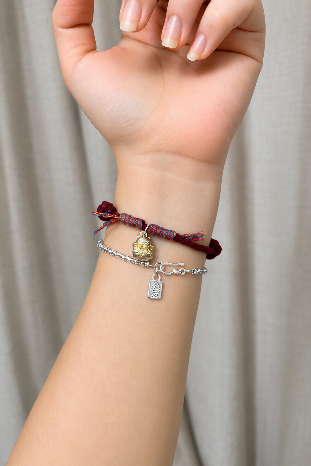 Bracelet cordon rouge OMNAGAR « Maneki Neko » - Argent fin S999