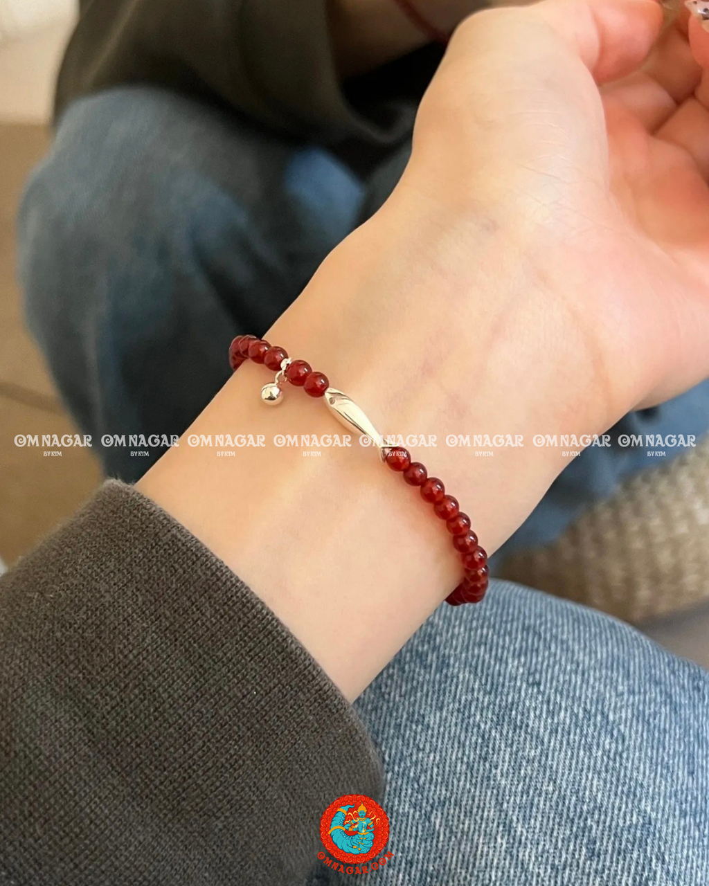 Pulsera de ágata roja con dije de pez de plata 925 — Abundancia y protección