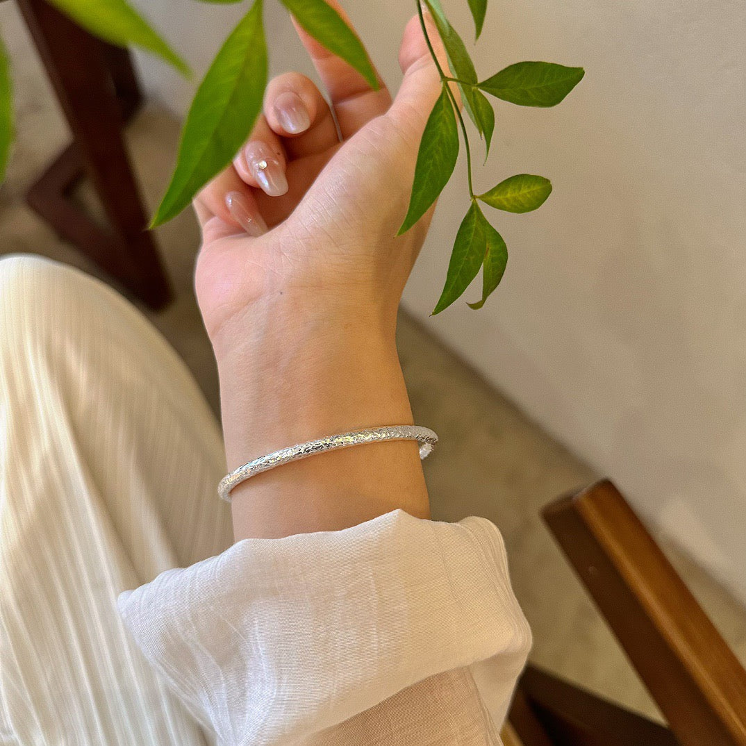 OMNAGAR “Hammered Radiance” 999 Fine Silver Bangle